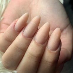 Acrílico en uñas mordidas